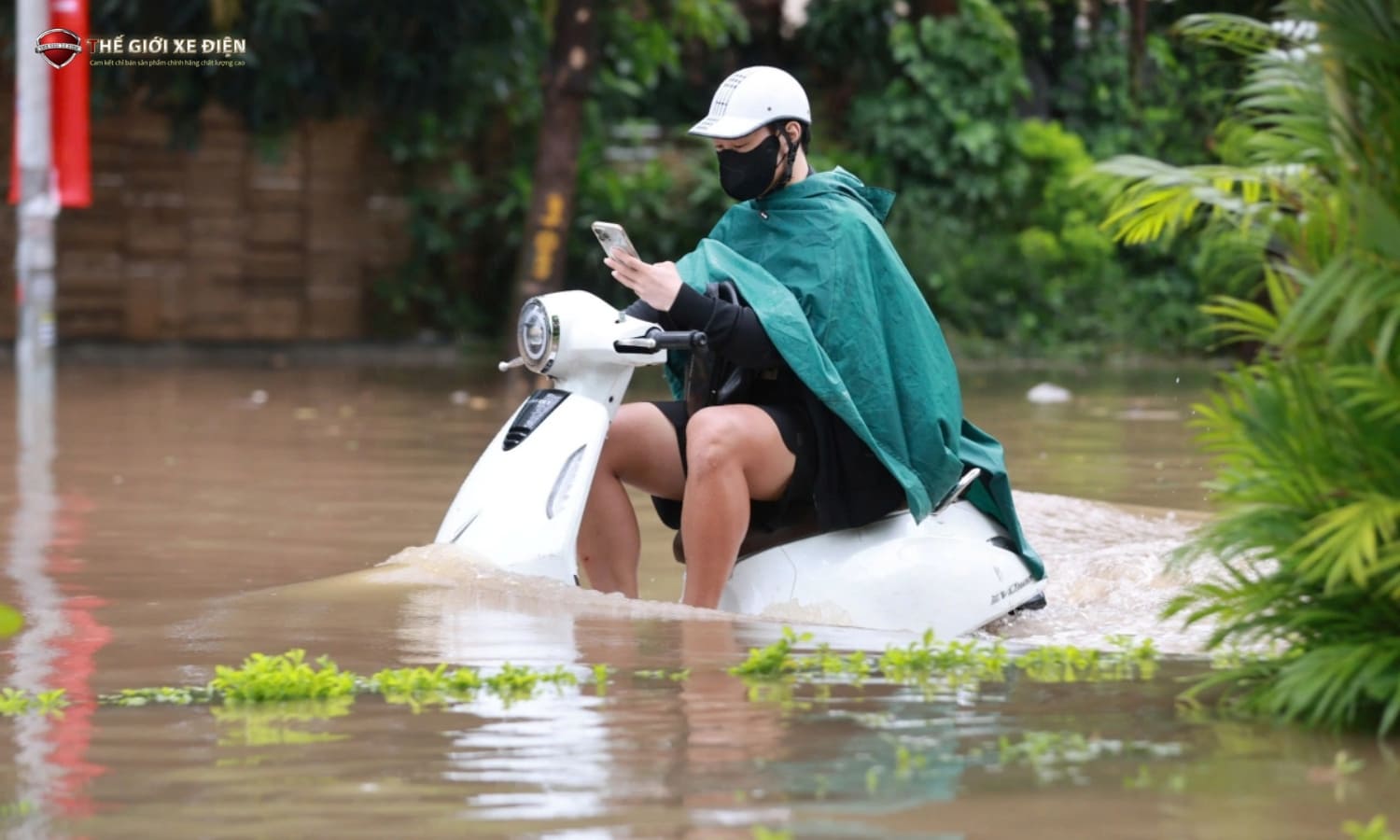 Làm thế nào để bảo vệ ắc quy xe đạp điện trong mùa mưa ẩm, ngập lụt?