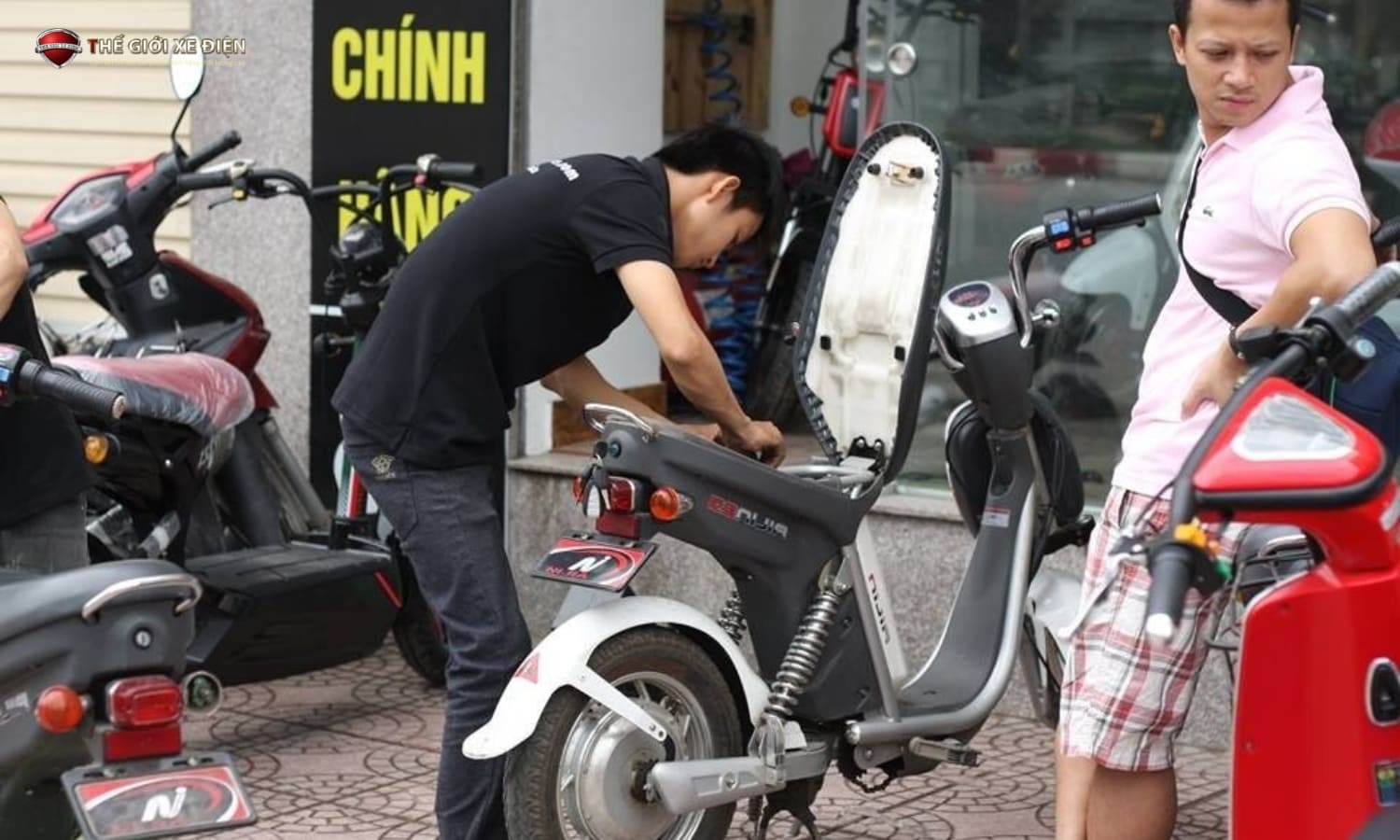 Làm thế nào để bảo vệ ắc quy xe đạp điện trong mùa mưa ẩm, ngập lụt?