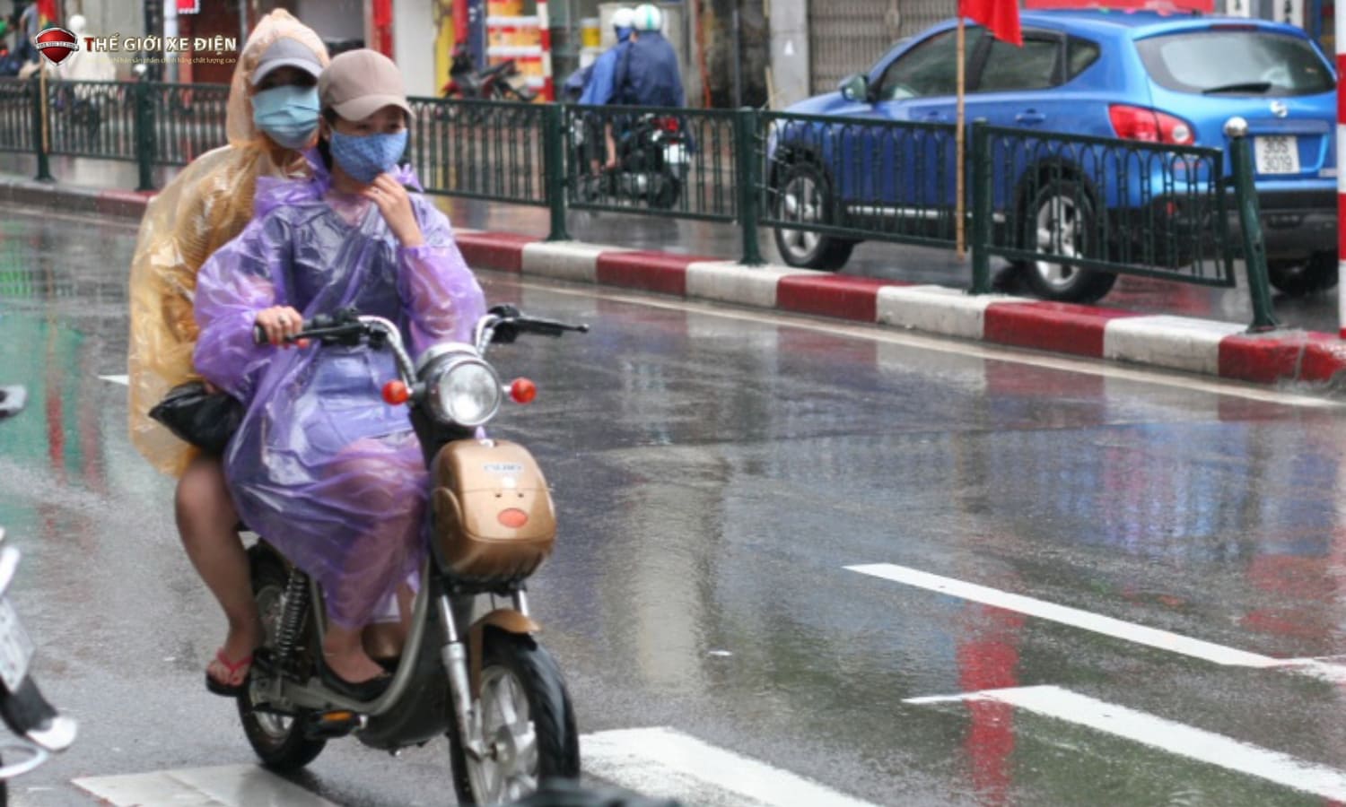 Làm thế nào để bảo vệ ắc quy xe đạp điện trong mùa mưa ẩm, ngập lụt?