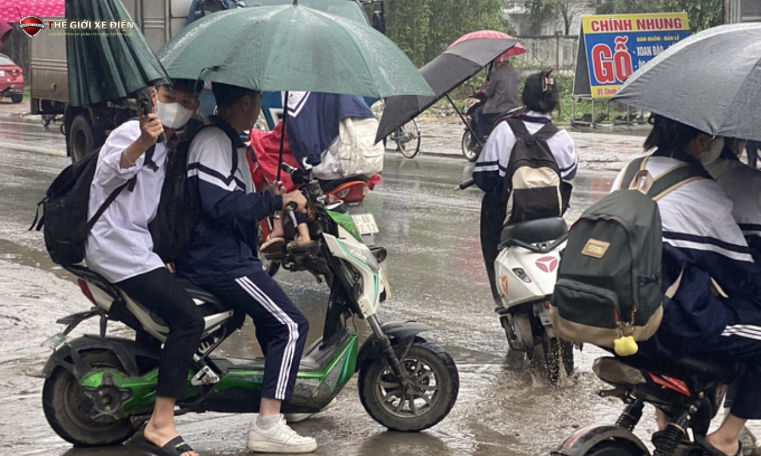 Làm thế nào để bảo vệ ắc quy xe đạp điện trong mùa mưa ẩm, ngập lụt?