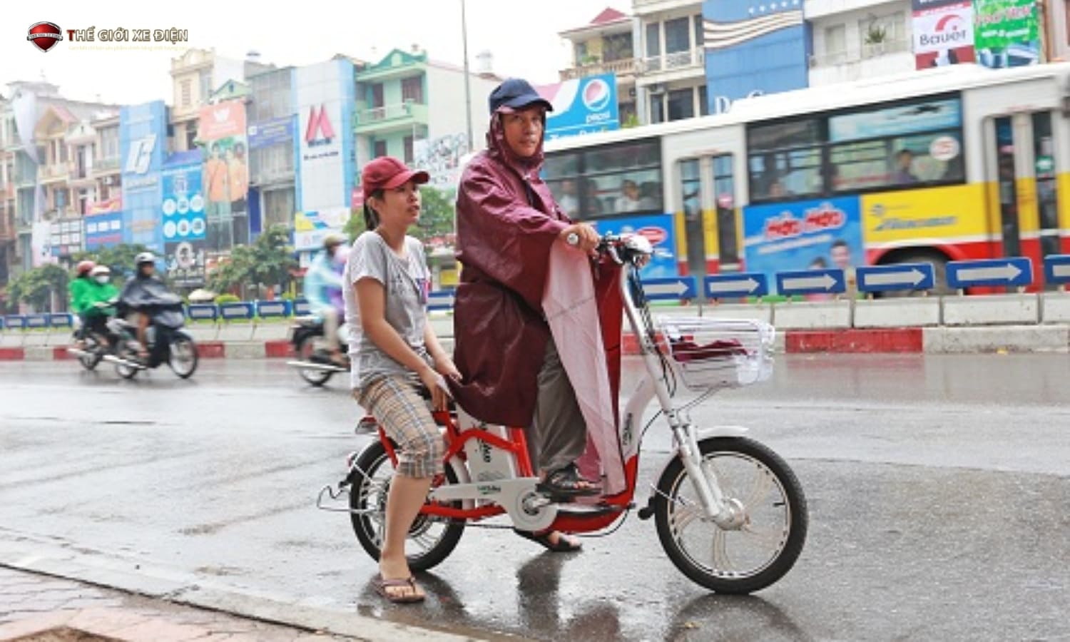 Làm thế nào để bảo vệ ắc quy xe đạp điện trong mùa mưa ẩm, ngập lụt?