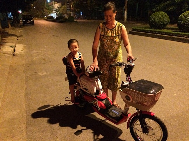 Hai bà cháu cùng đi chơi trên Honda A6 màu đỏ ở Nguyễn Viết Xuân, Phủ Lý, Hà Nam