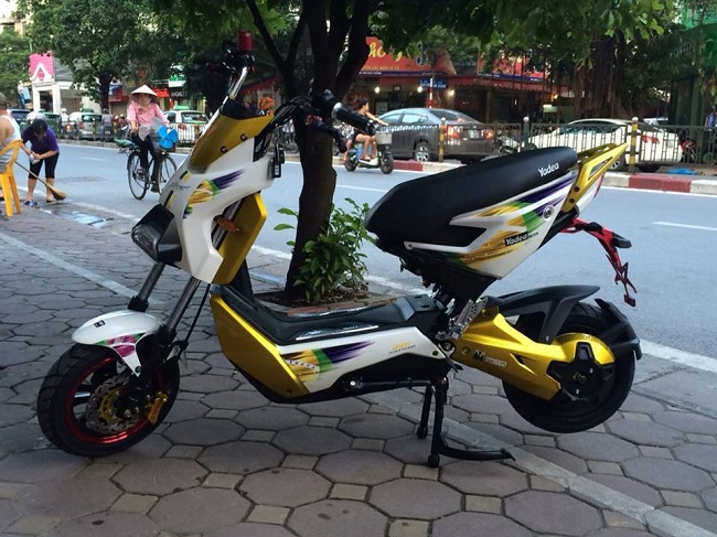 xe máy điện Xmen Yadea sport màu vàng đồng đập hộp